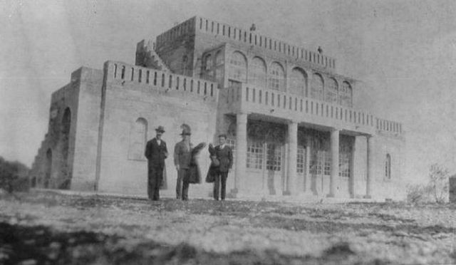 &Sigma;&tau;&eta; &mu;&alpha;&gamma;&iota;&kappa;ή &beta;ί&lambda;&alpha; &tau;&omicron;&upsilon; Ά&gamma;&gamma;&epsilon;&lambda;&omicron;&upsilon; &Sigma;&iota;&kappa;&epsilon;&lambda;&iota;&alpha;&nu;&omicron;ύ 1