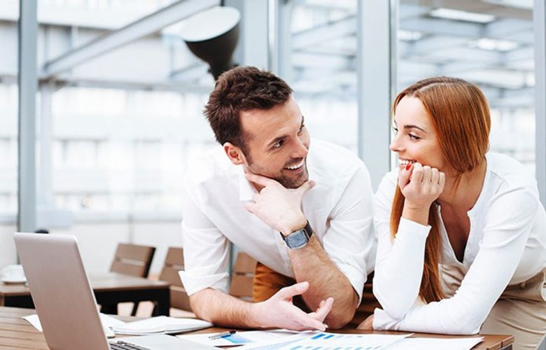 Εύκολοι τρόποι για να καταλάβετε αν όντως σας φλερτάρει 1