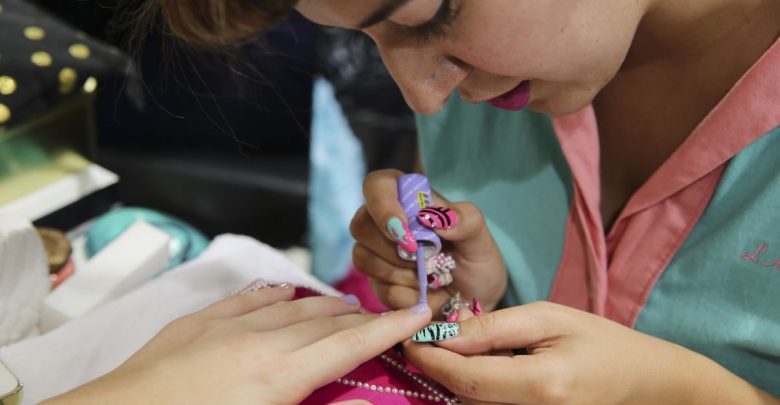 Photo of Θέλετε να καλέσετε τη μανικιουρίστ ή τον κομμωτή σας στο σπίτι -Μήπως να το σκεφτείτε ξανά;