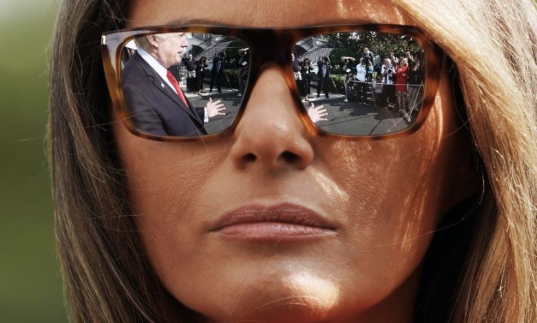 Photo of Πέντε-έξι πράγματα που μαθαίνουμε από το νέο βιβλίο για την Μελάνια Τραμπ